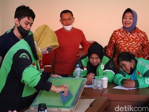 Ojol Perempuan di Surabaya Dapat Pelatihan Sablon dari Pemkot Surabaya Ojol Perempuan di Surabaya Dapat Pelatihan Sablon dari Pemkot Surabaya