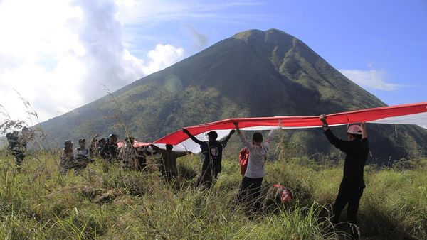 Luar Biasa, Gunung-gunung Ini Didaki Hanya untuk Kibarkan Merah Putih