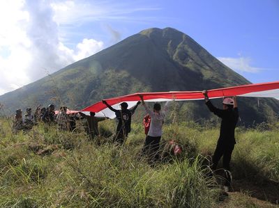 Luar Biasa, Gunung-gunung Ini Didaki Hanya untuk Kibarkan Merah Putih