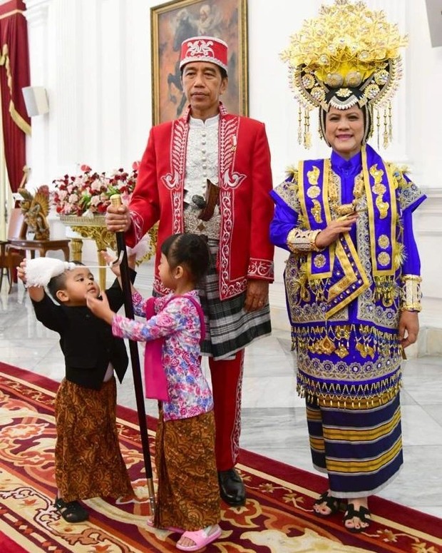 Presiden Jokowi dan Ibu Iriana mengenakan busana adat Buton