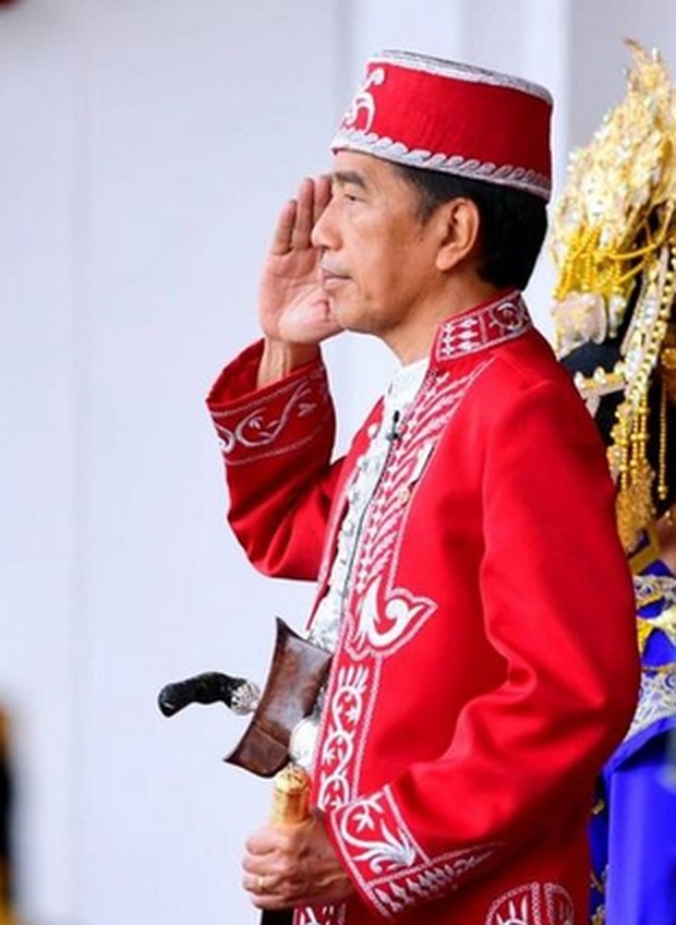 Pakaian adat Dolomani dijahit langsung oleh penjahit lokal