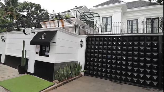 Rumah Arie Untung dan Fenita Rumah Arie Untung dan Fenita