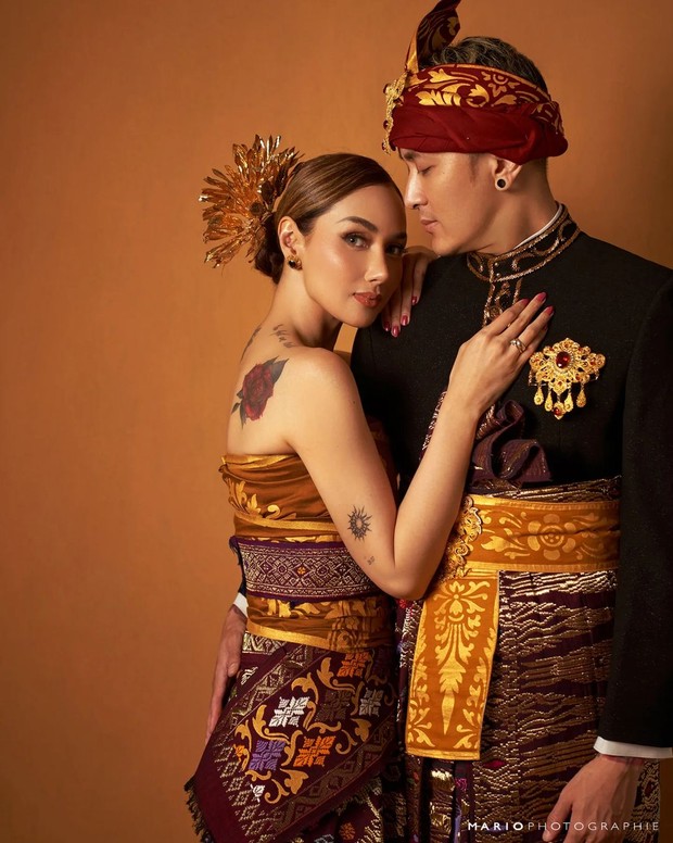 Sara dan Demian mengenakan busana adat Bali