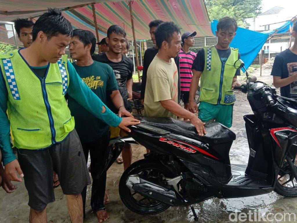 2 Sepeda Motor di Medan Hanyut Saat Berusaha Terobos Banjir