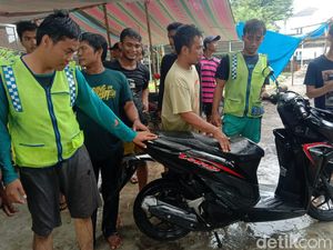 2 Sepeda Motor di Medan Hanyut Saat Berusaha Terobos Banjir 2 Sepeda Motor di Medan Hanyut Saat Berusaha Terobos Banjir