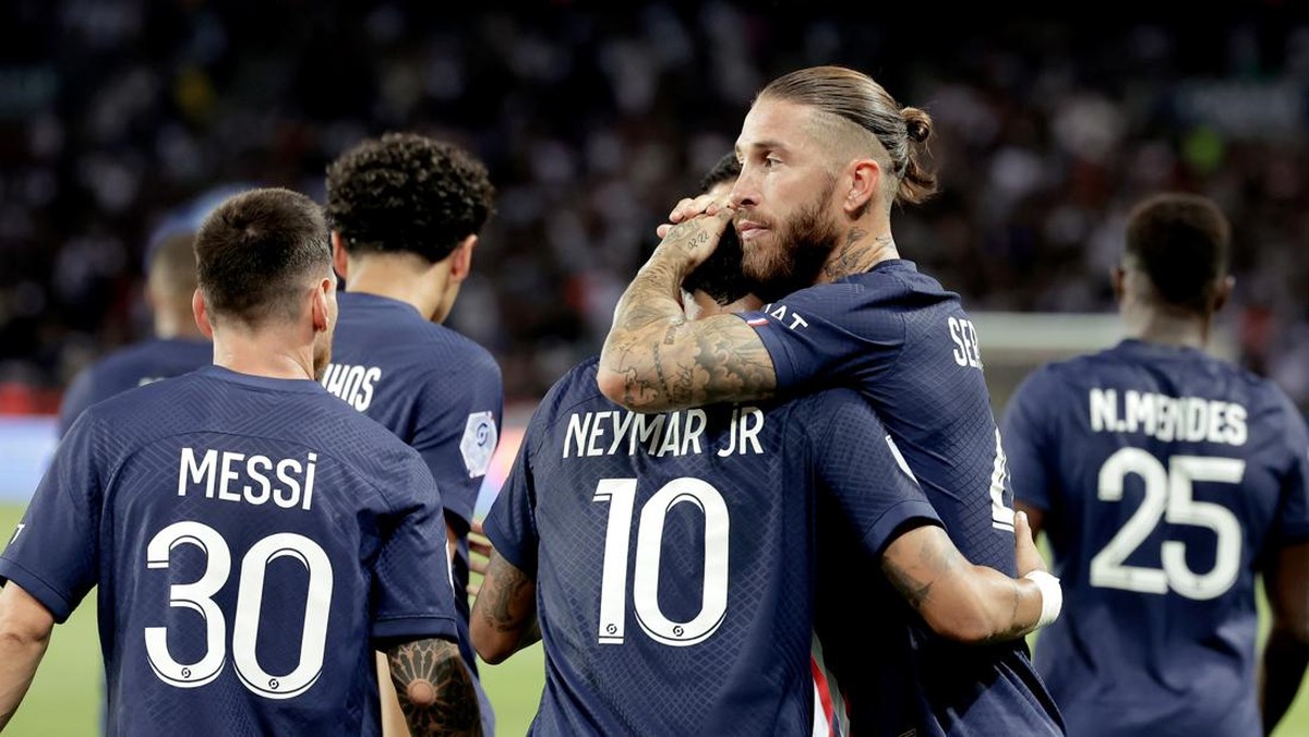 Sergio Ramos memeluk Neymar di laga PSG vs Montpellier akhir pekan lalu. (Foto: Rico Brouwer/Soccrates/Getty Images)