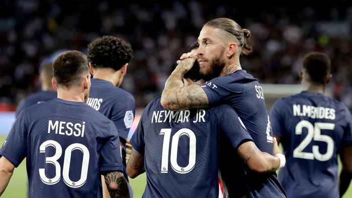 PARIS, FRANCE - AUGUST 13: Neymar Jr of Paris Saint Germain celebrates 2-0 with Sergio Ramos of Paris Saint Germain  during the French League 1  match between Paris Saint Germain v Montpellier at the Parc des Princes on August 13, 2022 in Paris France (Photo by Rico Brouwer/Soccrates/Getty Images)