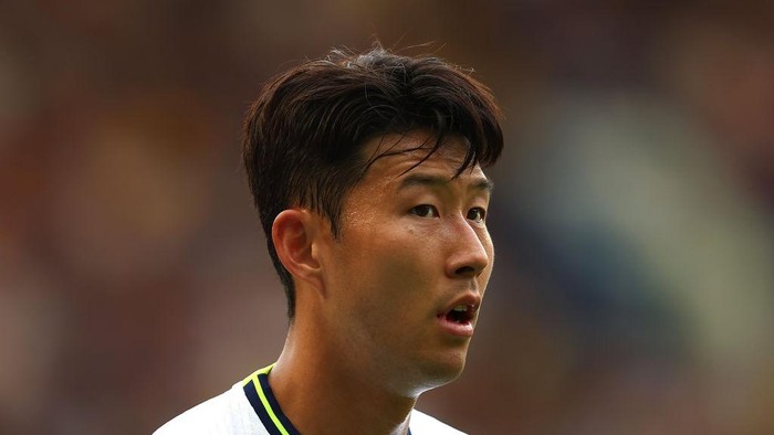 LONDON, ENGLAND - AUGUST 14: Heung-Min Son of Tottenham Hotspur looks on during the Premier League match between Chelsea FC and Tottenham Hotspur at Stamford Bridge on August 14, 2022 in London, England. (Photo by Chris Brunskill/Fantasista/Getty Images)