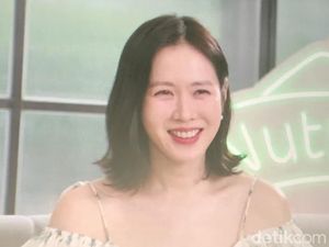 Son Ye Jin Pemotretan Perdana Setelah Hamil, Tutupi Perut Pakai Tas Son Ye Jin Pemotretan Perdana Setelah Hamil, Tutupi Perut Pakai Tas
