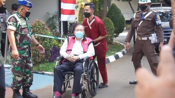 Potret Tersangka Korupsi Rp 78 T Pakai Kursi Roda, Lalu Dibawa ke RS