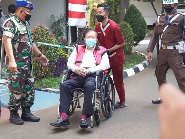 Potret Tersangka Korupsi Rp 78 T Pakai Kursi Roda, Lalu Dibawa ke RS