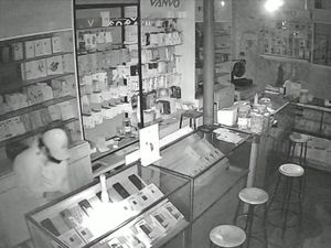 Viral Komplotan Maling Terekam CCTV Gasak 27 HP Milik Konter di Blitar