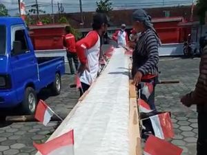 Tempe Jumbo Sepanjang 11 Meter Diarak dalam Karnaval HUT RI di Wonogiri