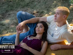 Jemari Rachel Zegler dan Tom Blyth Bersatu di Foto Prekuel The Hunger Games Jemari Rachel Zegler dan Tom Blyth Bersatu di Foto Prekuel The Hunger Games