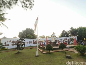 Di Tempat Ini Bendera Merah Putih Berkibar pada 16 Agustus 1945 Di Tempat Ini Bendera Merah Putih Berkibar pada 16 Agustus 1945