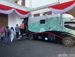 Antusias Warga Surabaya Tukar Uang Baru: Semakin Kecil Ukurannya