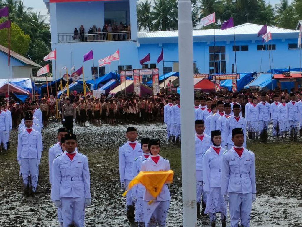 Viral Paskibra Tugas di Lapangan Penuh Lumpur Hingga Belepotan, Bikin Haru Viral Paskibra Tugas di Lapangan Penuh Lumpur Hingga Belepotan, Bikin Haru