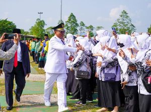 Usai Pimpin Upacara, Wali Kota Cilegon Spontan Lari Hampiri Peserta