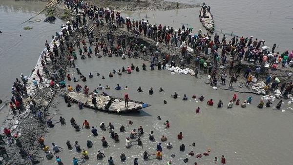 Saat Warga Pesisir Bangladesh Gotong Royong Perbaiki Tanggul Jebol