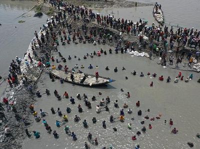 Saat Warga Pesisir Bangladesh Gotong Royong Perbaiki Tanggul Jebol