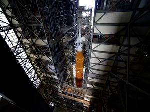 Hari Ini NASA Akan Terbangkan Roket ke Bulan Hari Ini NASA Akan Terbangkan Roket ke Bulan