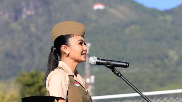 Gaya Yuni Shara Pimpin Upacara Bendera di Gedung Sekolah Sendiri