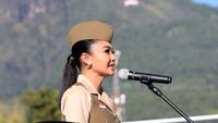 8 Foto Yuni Shara Upacara Bareng Anak-anak di PAUD-nya, Gayanya Curi Atensi