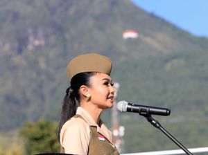 8 Foto Yuni Shara Upacara Bareng Anak-anak di PAUD-nya, Gayanya Curi Atensi