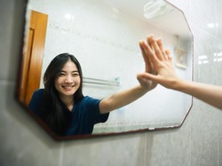 Benarkah Tersenyum Bikin Suasana Hati Lebih Baik? Begini Studinya