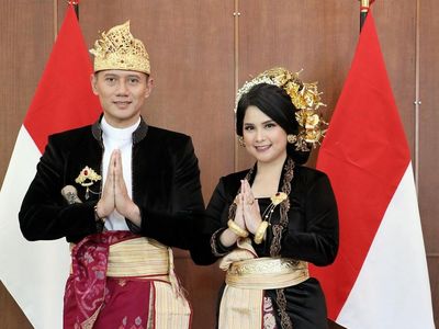 7 Foto AHY & Annisa Upacara Kemerdekaan di Rumah, Tampil Total Berbusana Bali