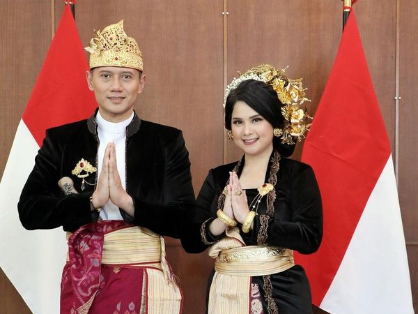 7 Foto AHY & Annisa Upacara Kemerdekaan di Rumah, Tampil Total Berbusana Bali