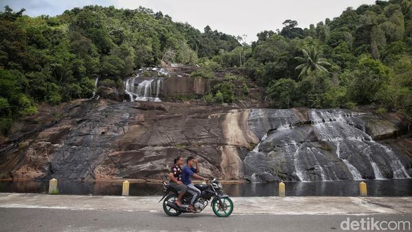 Istimewa! Air Terjun 7 Tingkat di Anambas Sajikan Pemandangan Laut Lepas