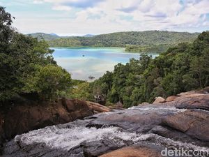 Pesona Air Terjun Temburun, Suguhkan Pemandangan Laut Lepas Pesona Air Terjun Temburun, Suguhkan Pemandangan Laut Lepas
