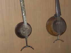 Alat Musik Rebab: Pengertian, Sejarah Asal, dan Cara Memainkan
