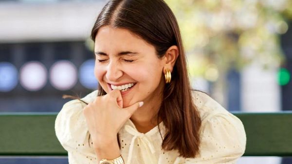 Senyum Cantik Anushka Sharma