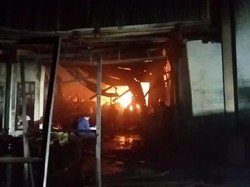 15 Jam Kebakaran Pabrik di Gunung Putri, Api Kembali Membesar Malam ini