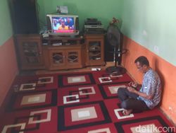 Potret Ayah Brigadir Yoshua Nonton Pengumuman Istri Sambo jadi Tersangka