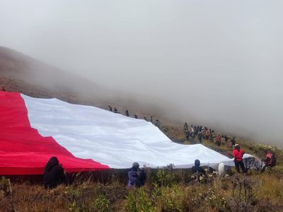 Rupa Bendera Merah Putih Raksasa yang Berkibar di Gunung Tambora