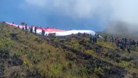 Megah! Bendera Merah Putih Raksasa Berkibar di Puncak Gunung Tambora