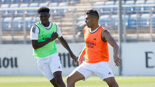 MADRID, SPAIN - JULY 19: Carlos Casemiro and Aurélien Tchouaméni players of Real Madrid are training at Valdebebas training ground on July 19, 2022 in Madrid, Spain. (Photo by Antonio Villalba/Real Madrid via Getty Images)