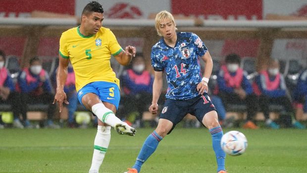TOKYO, JAPAN - JUNE 06: Casemiro of Brazil in action during the international friendly match between Japan and Brazil at National Stadium on June 06, 2022 in Tokyo, Japan. (Photo by Etsuo Hara/Getty Images)