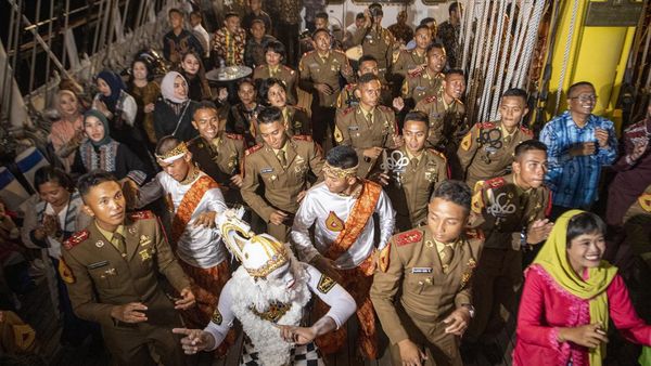 Keseruan Cocktail Party KRI Bima Suci