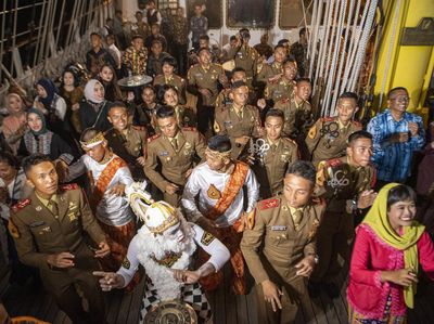 Keseruan Cocktail Party KRI Bima Suci