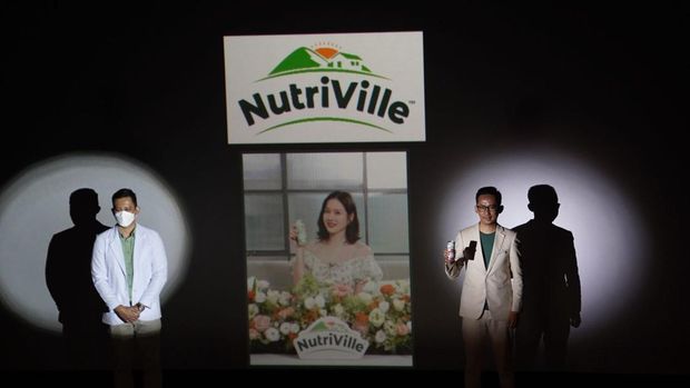 dr. Yohan Samudra, Sp.GK selaku Nutritionist and Health Expert, Son Ye Jin selaku Brand Ambassador NutriVille, dan Ricky Suhendar selaku Chief Marketing Officer PT Asia Health Energi Beverages