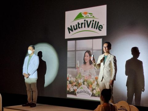 dr. Yohan Samudra, Sp.GK selaku Nutritionist and Health Expert, Son Ye Jin selaku Brand Ambassador NutriVille, dan Ricky Suhendar selaku Chief Marketing Officer PT Asia Health Energi Beverages