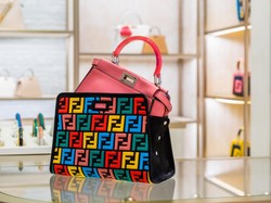 Menghias Tas Ikonis Fendi dengan Sentuhan Personal di Peekaboo Bar