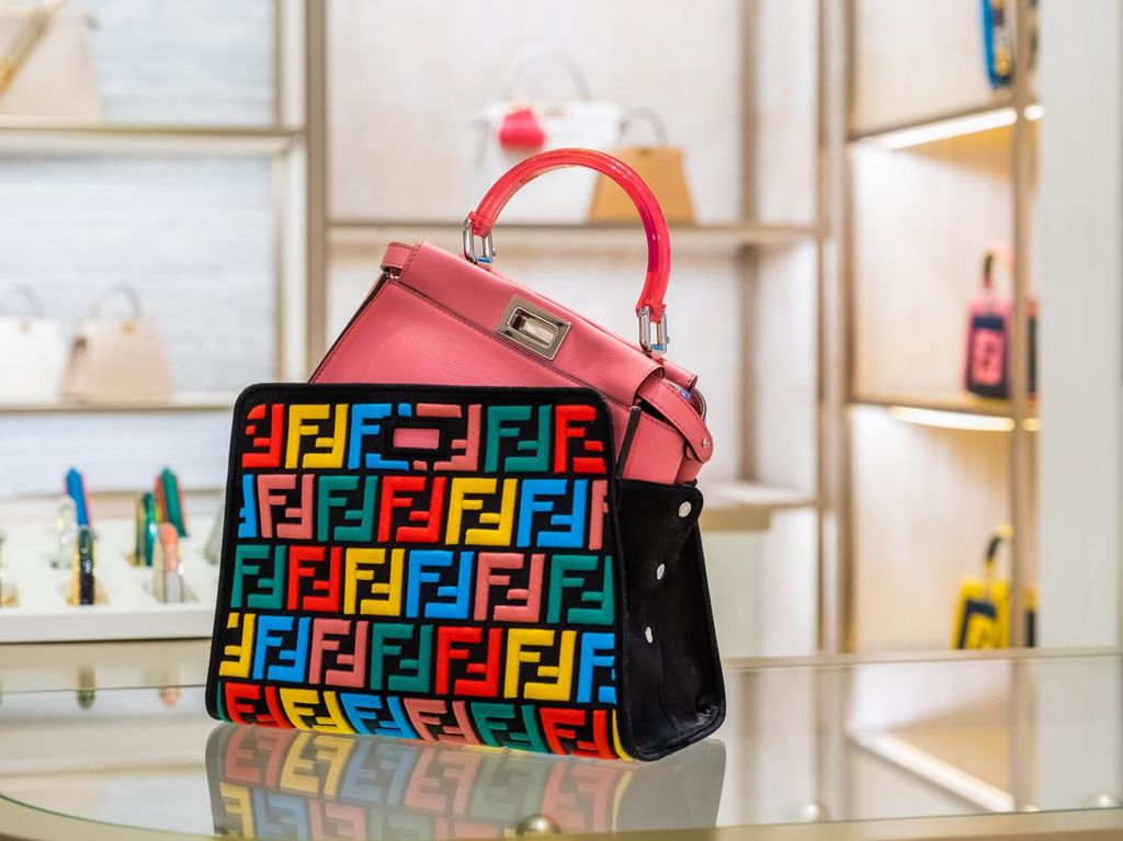 Menghias Tas Ikonis Fendi dengan Sentuhan Personal di Peekaboo Bar Menghias Tas Ikonis Fendi dengan Sentuhan Personal di Peekaboo Bar