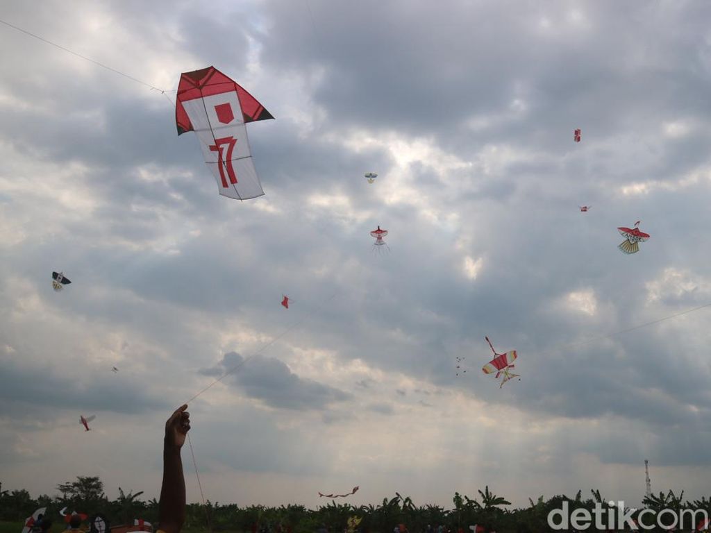 Meriah! Seratusan Layangan Merah Putih Hiasi Langit Undaan Kudus Meriah! Seratusan Layangan Merah Putih Hiasi Langit Undaan Kudus