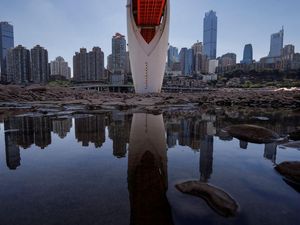 Gelombang Panas Hantam China, Sungai Surut-Warga Antre Air