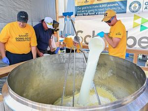Gokil! Mac and Cheese Terbesar di Dunia Ini Beratnya 2.151 Kg